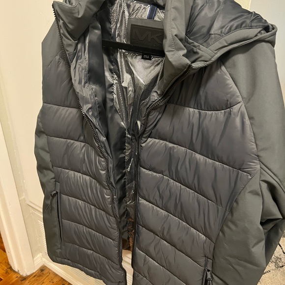 Mens Michael Kors Carbon/Gray insulated puffer jacket. - Picture 2 of 6